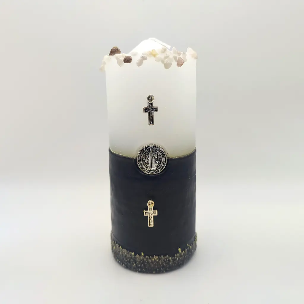 Velón ritual blanco y negro con medalla de San Benito y cruces protectoras