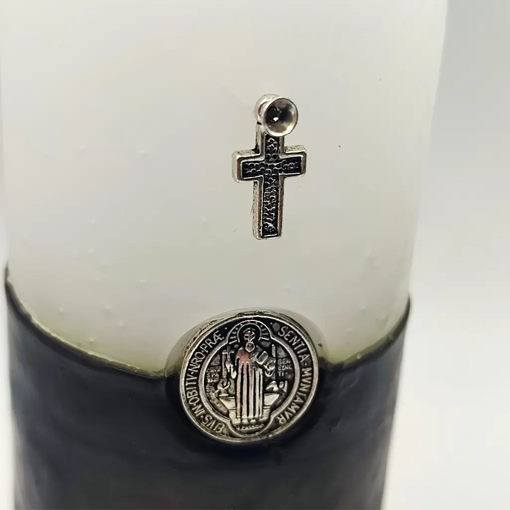 Velón ritual blanco y negro con medalla de San Benito y cruces protectoras