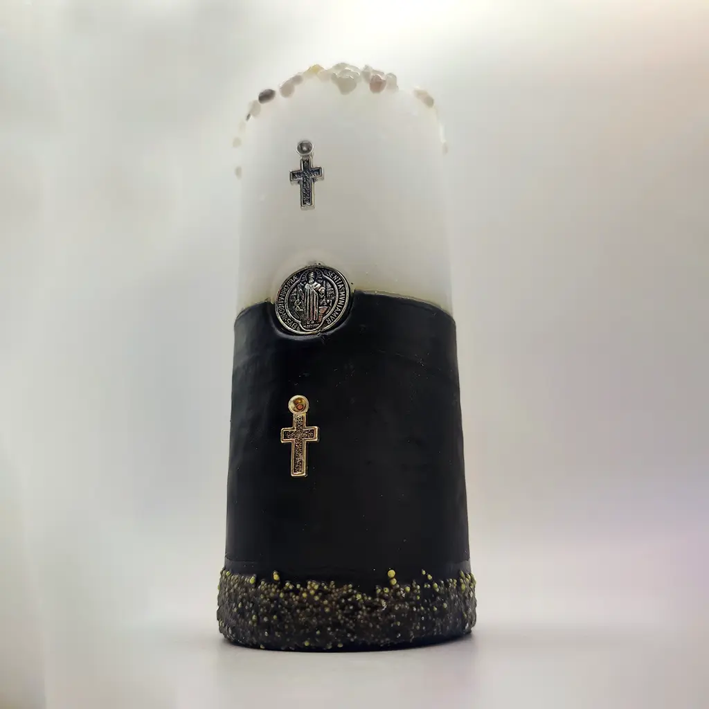 Velón ritual blanco y negro con medalla de San Benito y cruces protectoras