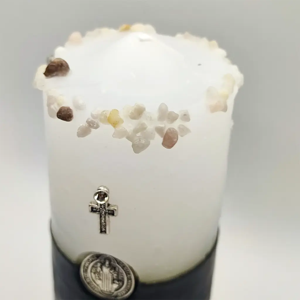 Velón ritual blanco y negro con medalla de San Benito y cruces protectoras