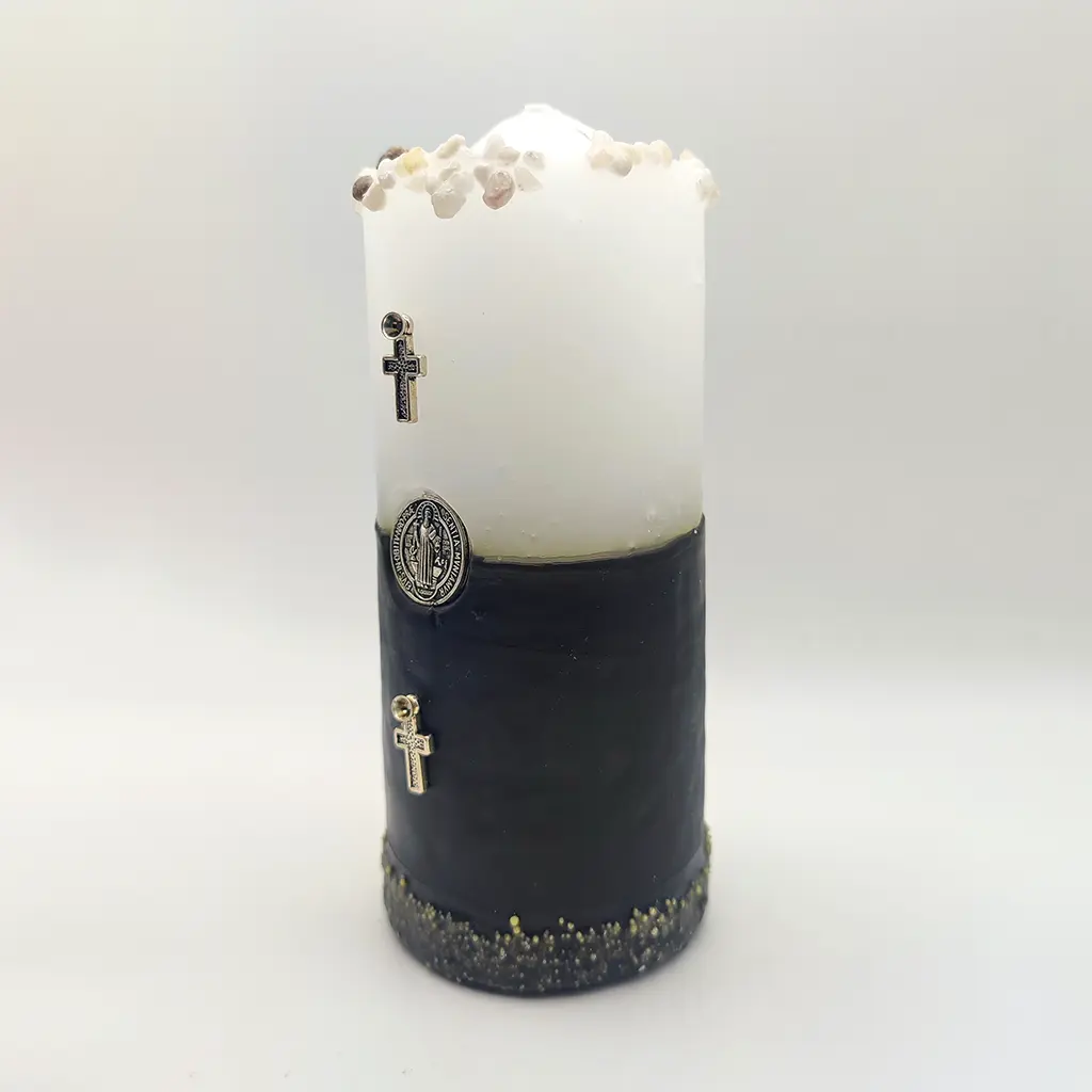 Velón ritual blanco y negro con medalla de San Benito y cruces protectoras
