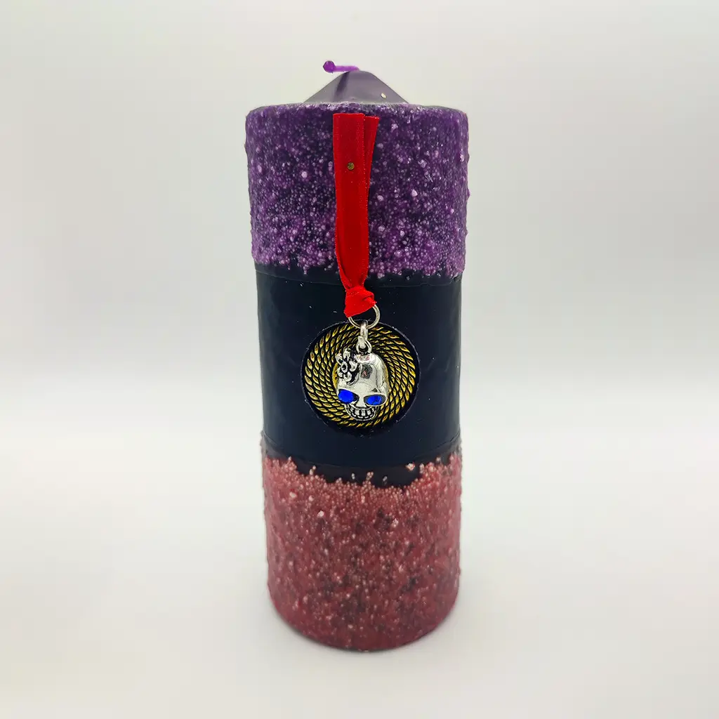 Velón ritual Santa Muerte con talismán de calavera y colores morado y negro