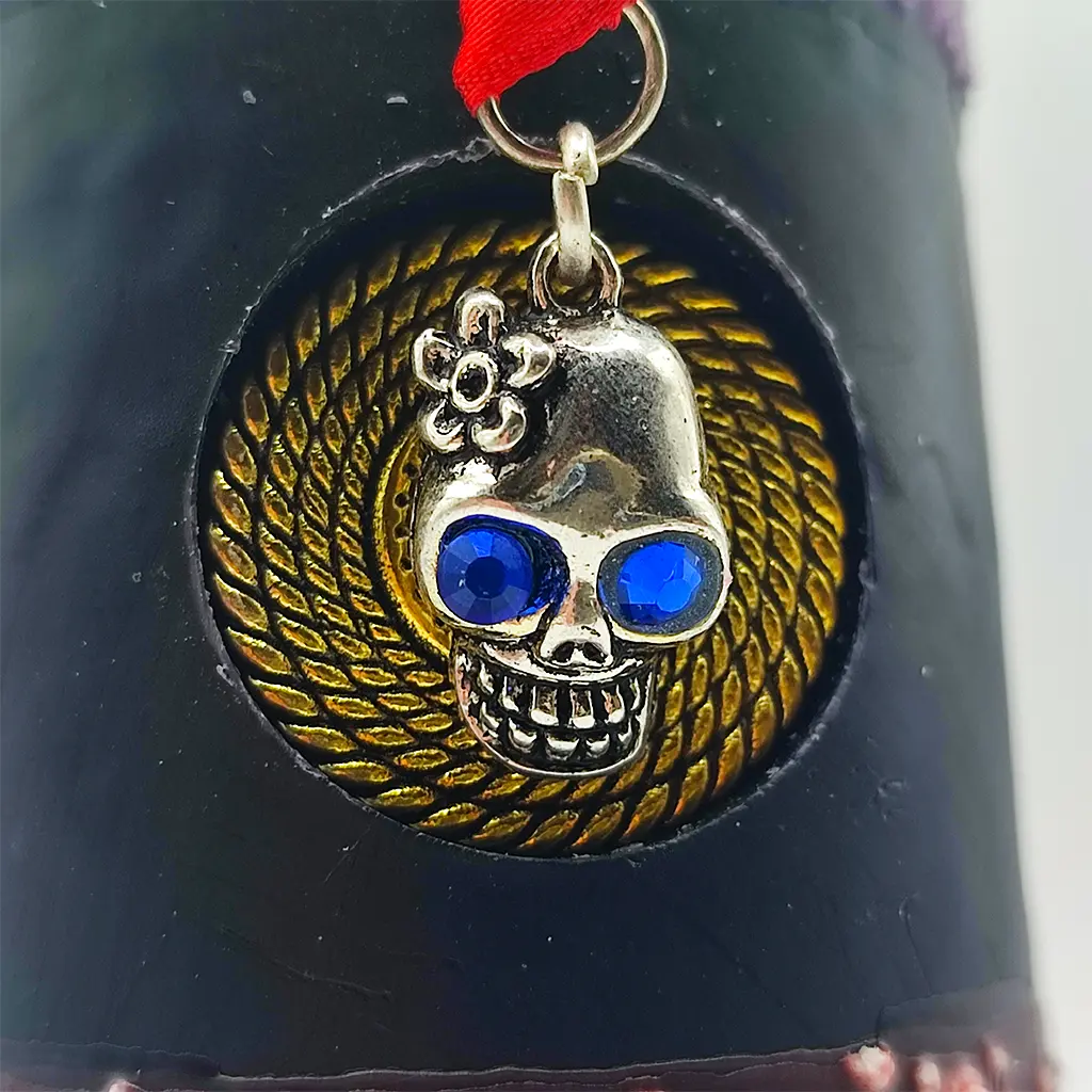 Velón ritual Santa Muerte con talismán de calavera y colores morado y negro