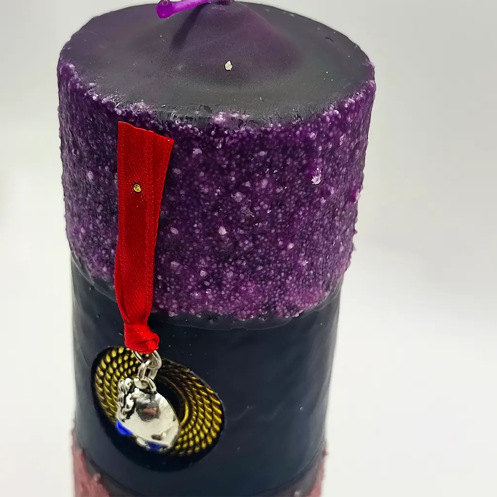 Velón ritual Santa Muerte con talismán de calavera y colores morado y negro