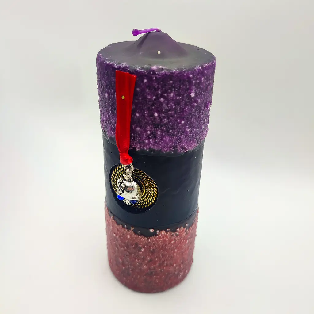 Velón ritual Santa Muerte con talismán de calavera y colores morado y negro