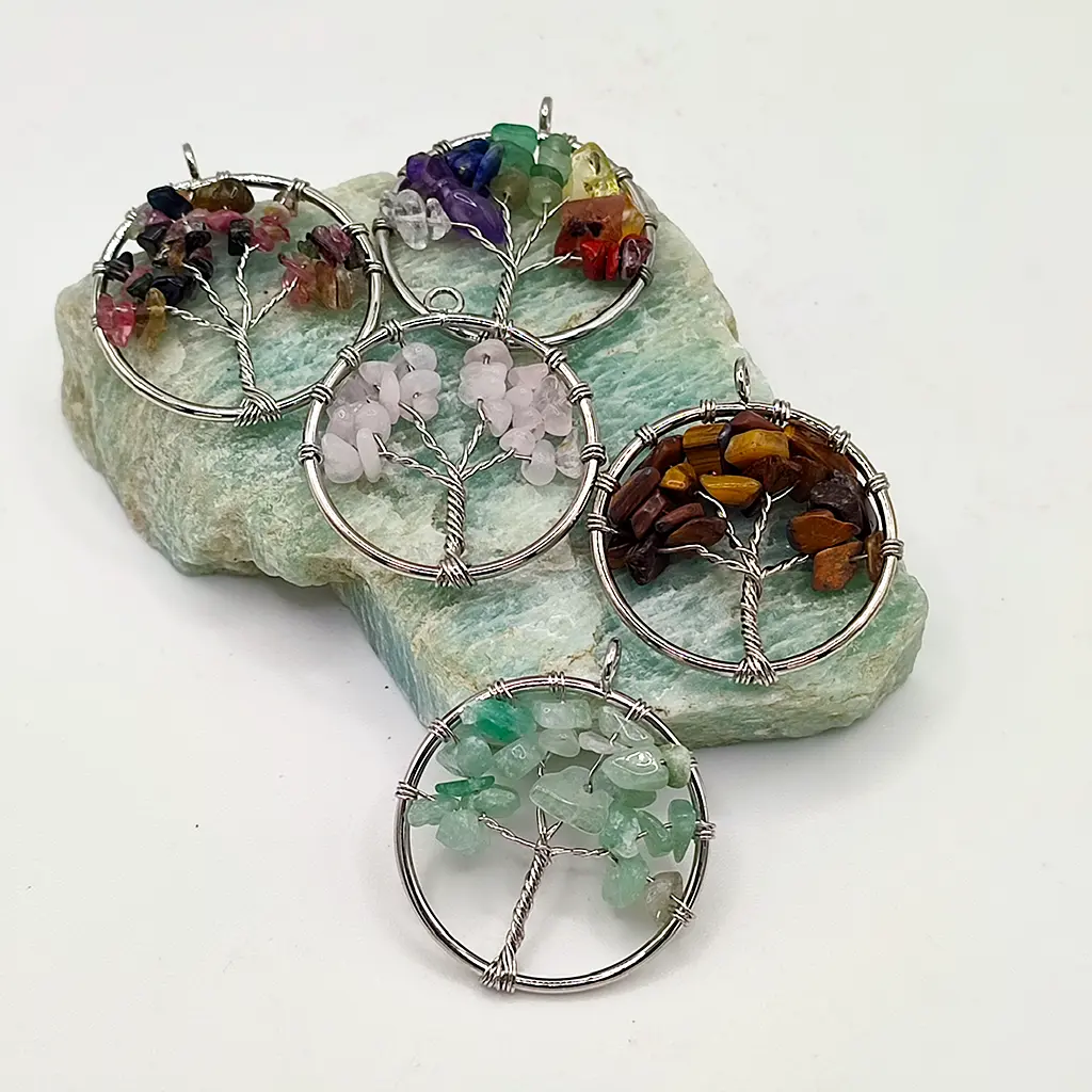 Colgantes Árbol de la Vida con distintos minerales naturales sobre base de piedra