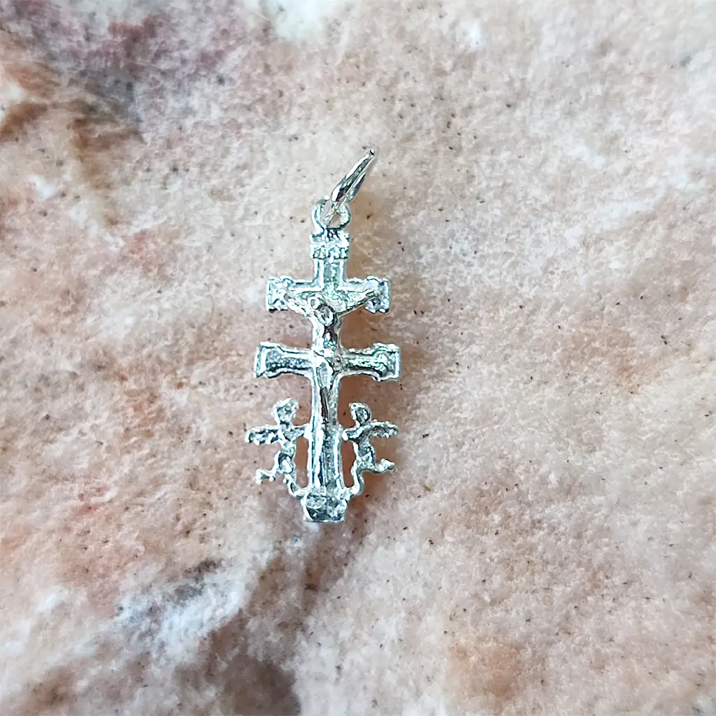 Colgante cruz de Caravaca con dos ángeles en plata