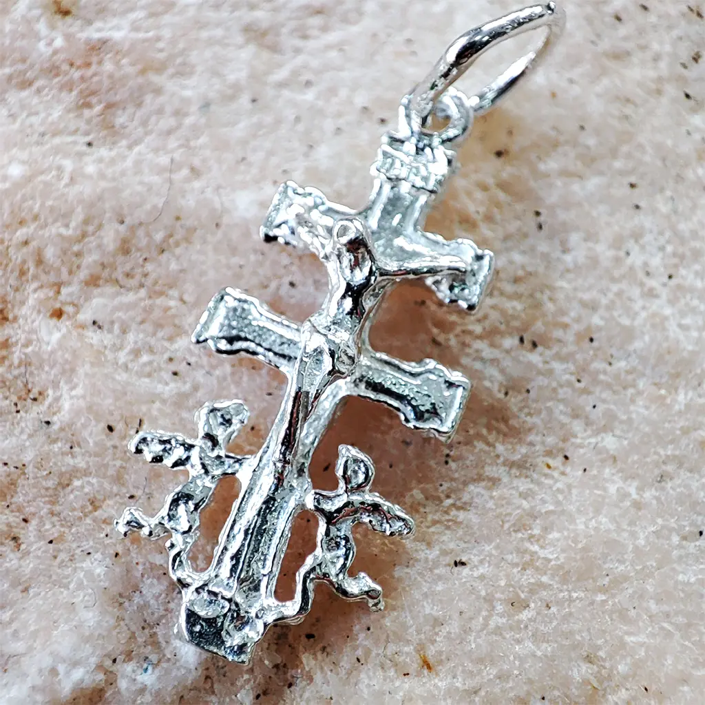 Colgante cruz de Caravaca con dos ángeles en plata