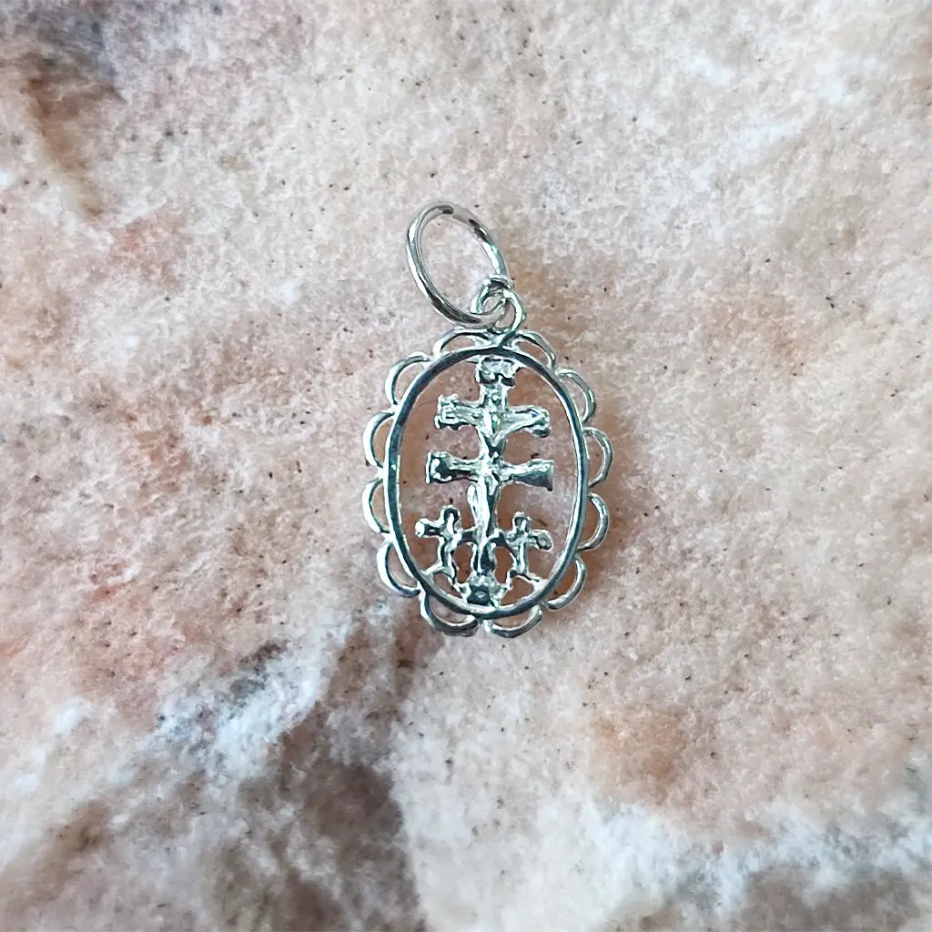Colgante cruz de Caravaca en medallón ovalado de plata