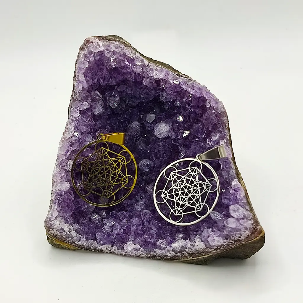 Colgante Cubo de Metatrón en acero inoxidable dorado y plateado sobre amatista