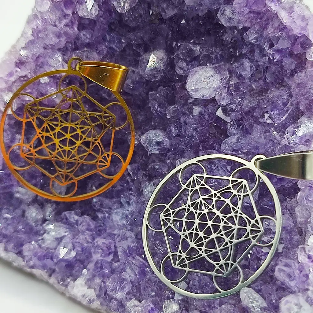 Colgante Cubo de Metatrón en acero inoxidable dorado y plateado sobre amatista