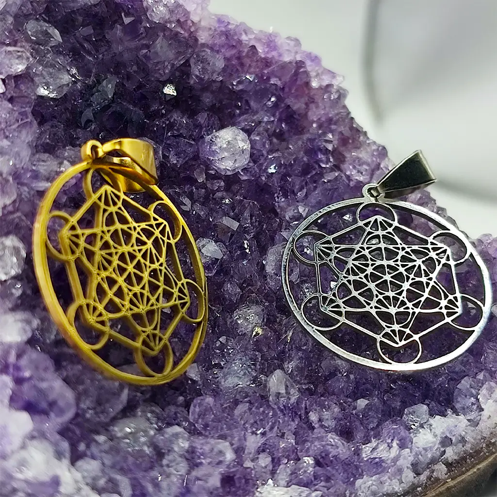 Colgante Cubo de Metatrón en acero inoxidable dorado y plateado sobre amatista