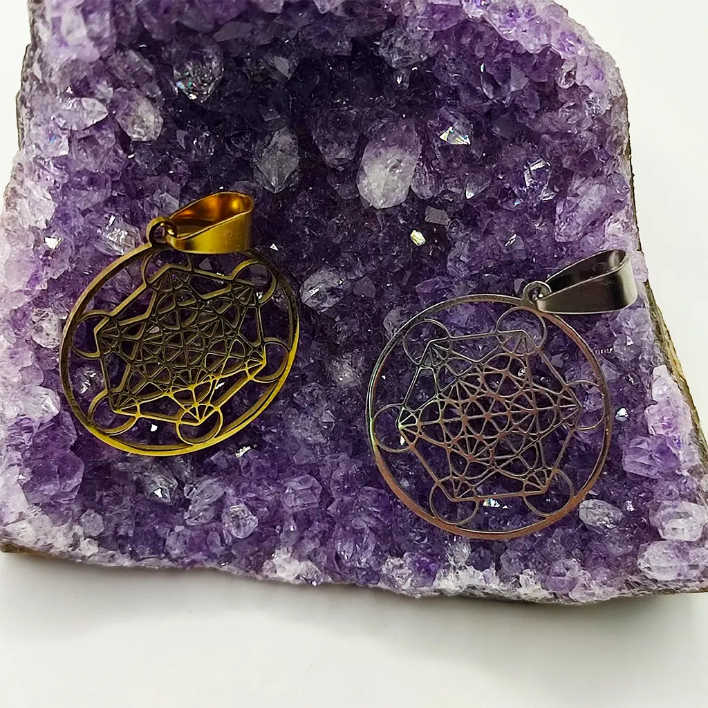 Colgante Cubo de Metatrón en acero inoxidable dorado y plateado sobre amatista