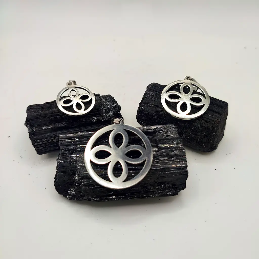 Colgante Flor de la Vida en acero inoxidable sobre turmalina negra varios tamaños