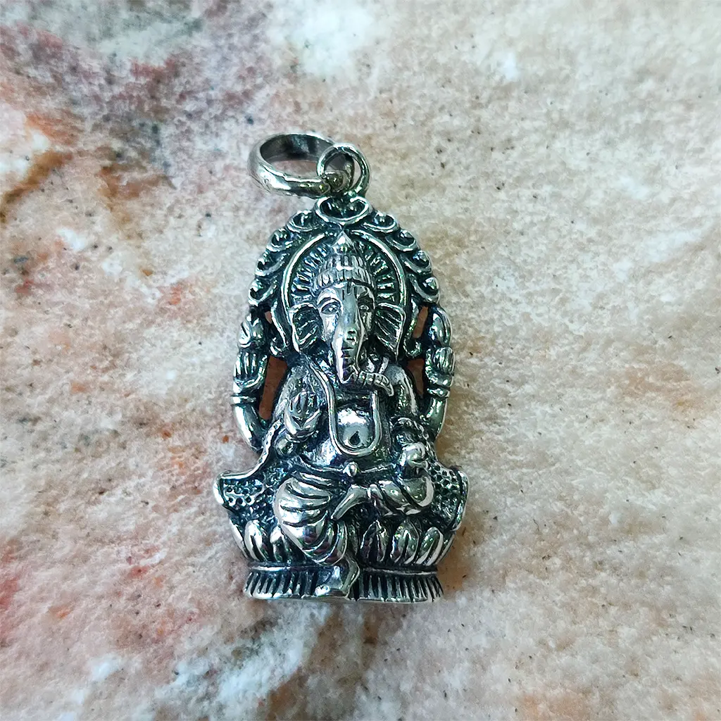 Colgante Ganesha en plata de ley símbolo hindú de prosperidad y apertura de caminos