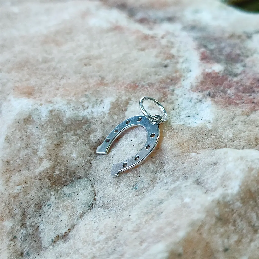 Colgante herradura de la suerte en plata amuleto de fortuna