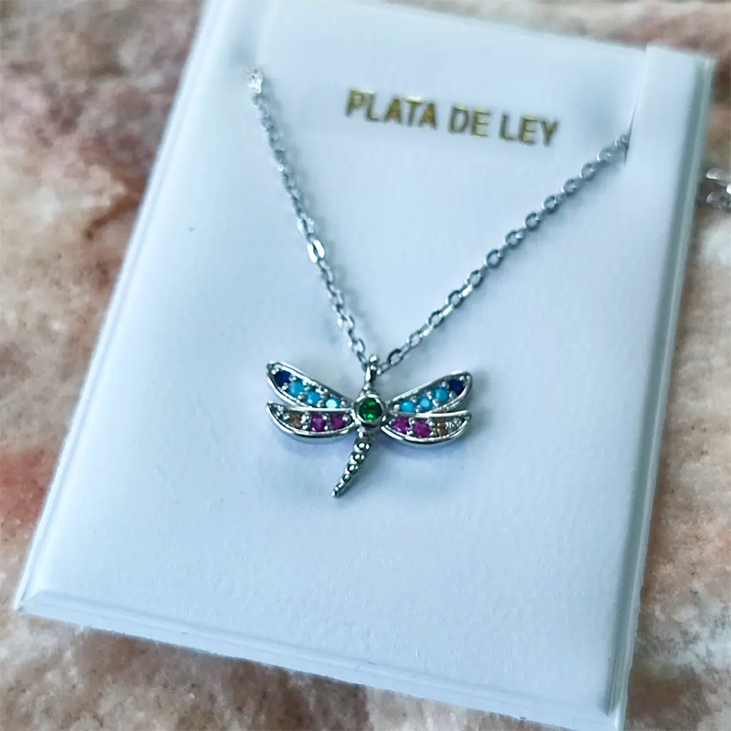 Colgante libelula con piedras de colores estilo chakras en plata de ley