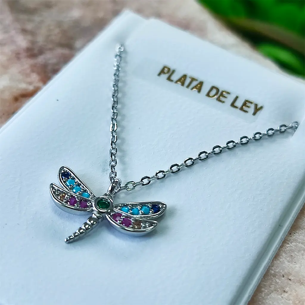 Colgante libelula con piedras de colores estilo chakras en plata de ley