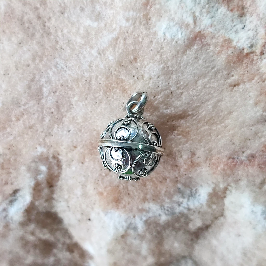 Colgante llamador de ángeles de plata con esfera ornamental