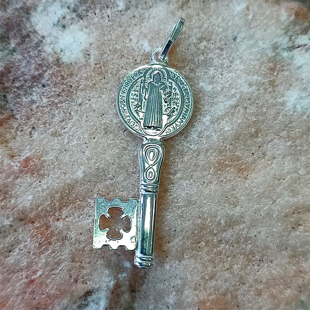 Colgante llave de San Benito grande en plata de ley amuleto protector