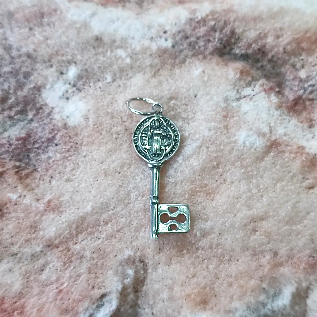 Colgante en forma de llave con medalla de San Benito en plata de ley