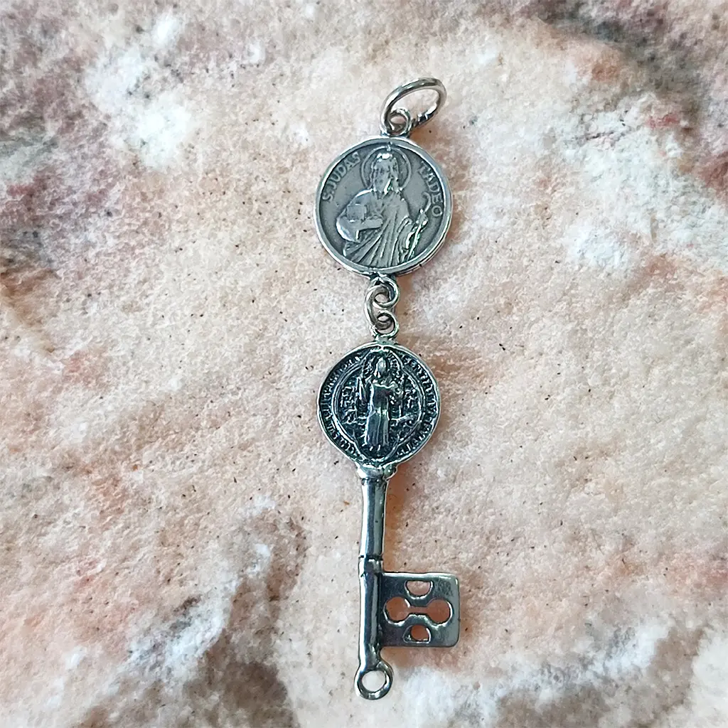 Colgante llave espiritual con medallas de San Judas Tadeo y San Benito