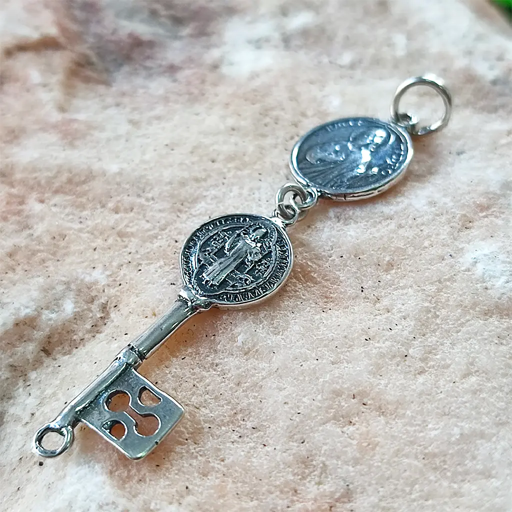 Colgante llave espiritual con medallas de San Judas Tadeo y San Benito