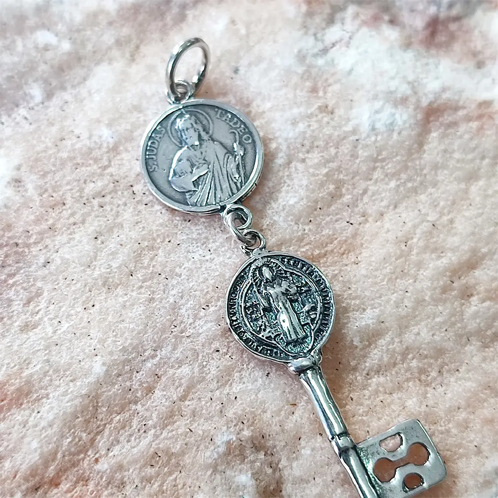 Colgante llave espiritual con medallas de San Judas Tadeo y San Benito