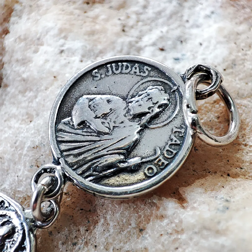 Colgante llave espiritual con medallas de San Judas Tadeo y San Benito