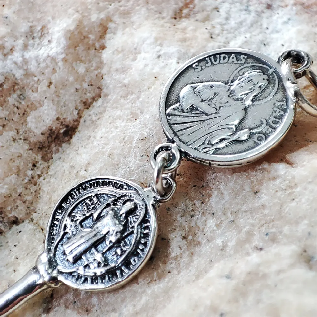 Colgante llave espiritual con medallas de San Judas Tadeo y San Benito