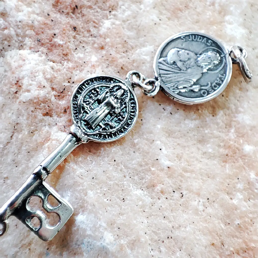 Colgante llave espiritual con medallas de San Judas Tadeo y San Benito