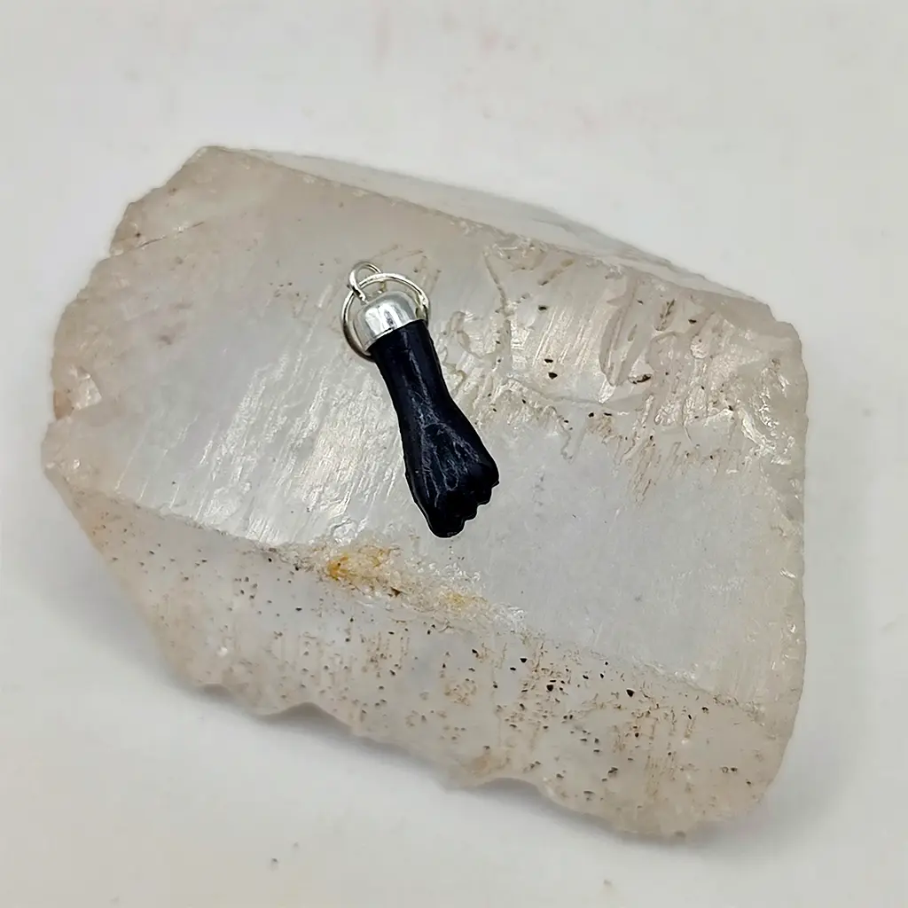 Colgante de mano de azabache negro con acabado en plata sobre base mineral