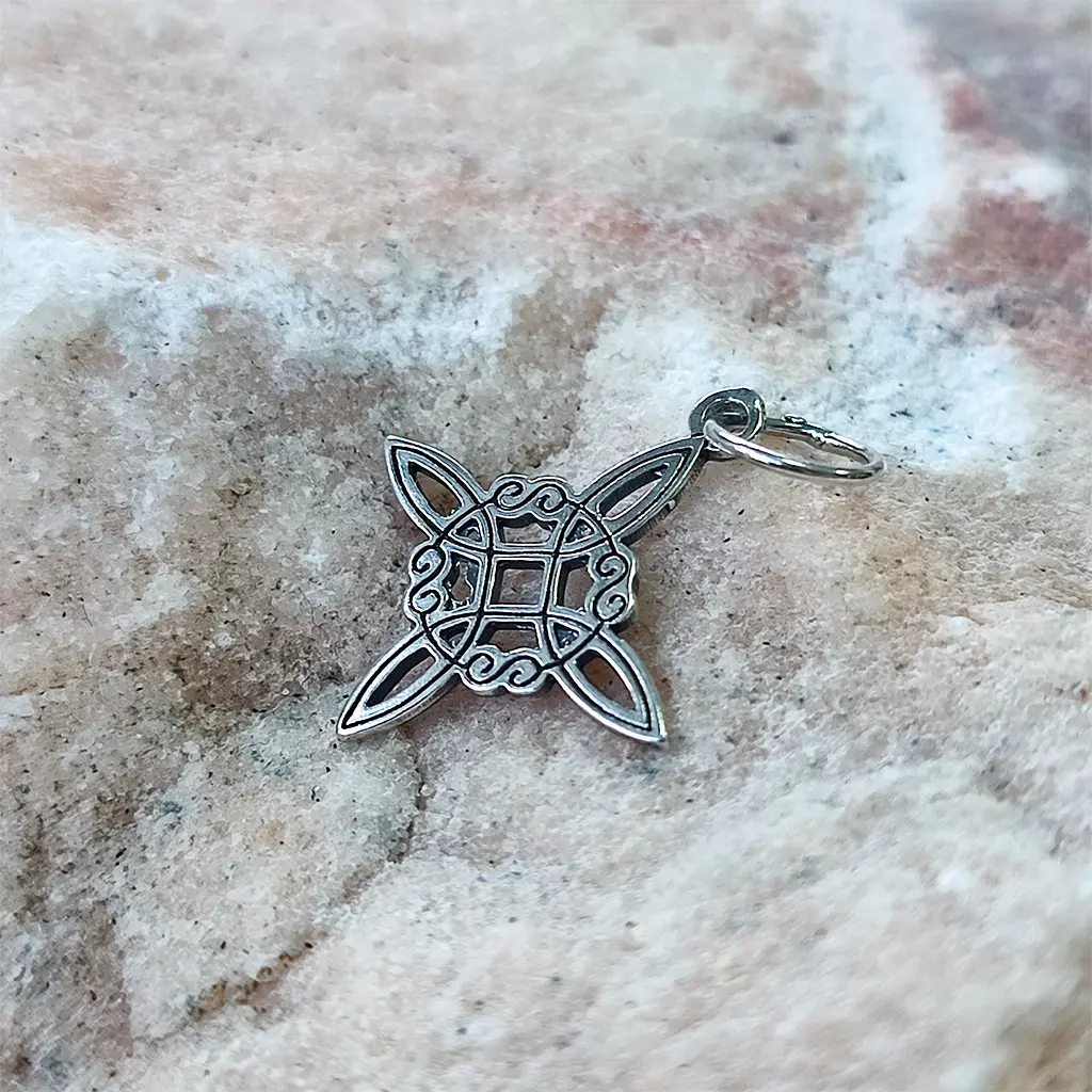 Colgante símbolo nudo de bruja en plata de ley