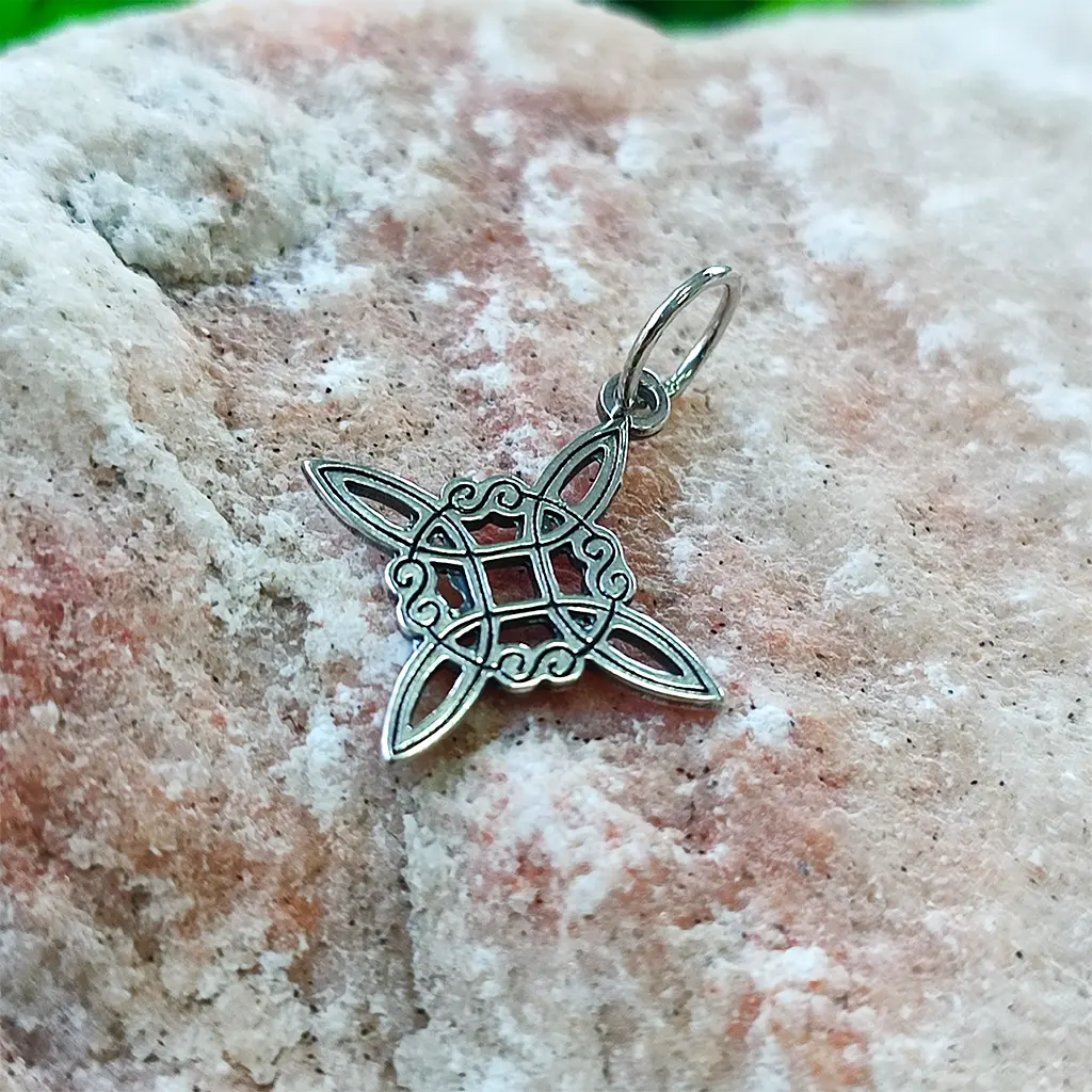 Colgante símbolo nudo de bruja en plata de ley