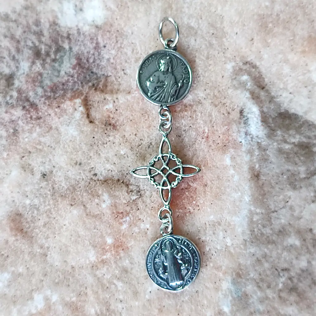 Colgante espiritual con san judas nudo de bruja y san benito