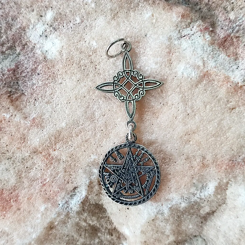 Colgante esotérico Tetragrammaton con nudo de bruja en plata