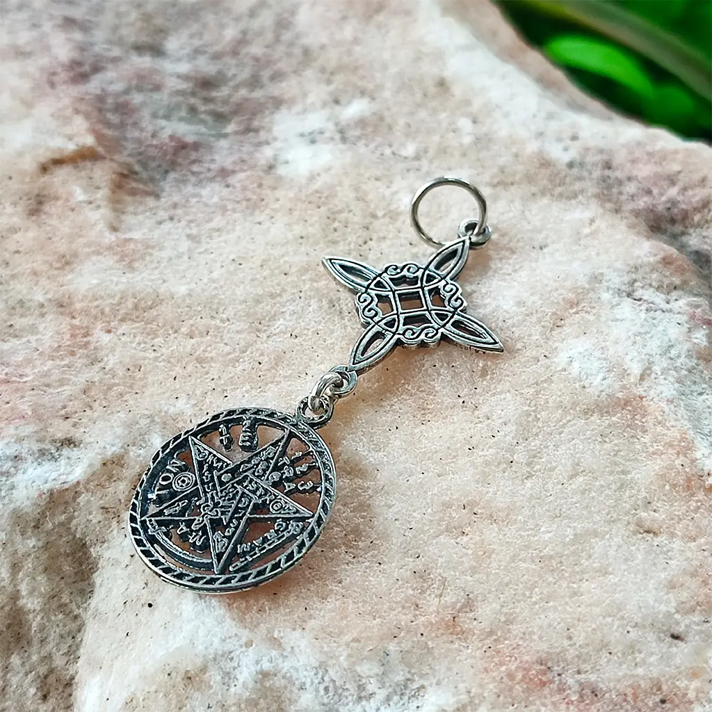 Colgante esotérico Tetragrammaton con nudo de bruja en plata