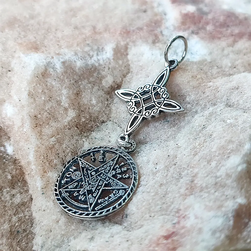 Colgante esotérico Tetragrammaton con nudo de bruja en plata