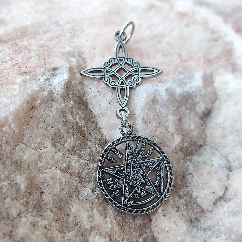 Colgante esotérico Tetragrammaton con nudo de bruja en plata