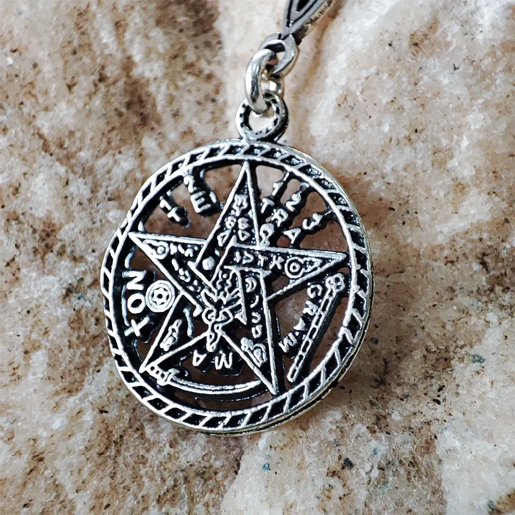 Colgante esotérico Tetragrammaton con nudo de bruja en plata