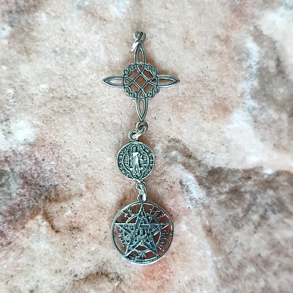 Colgante triple protección con tetragrammaton san benito y nudo de bruja