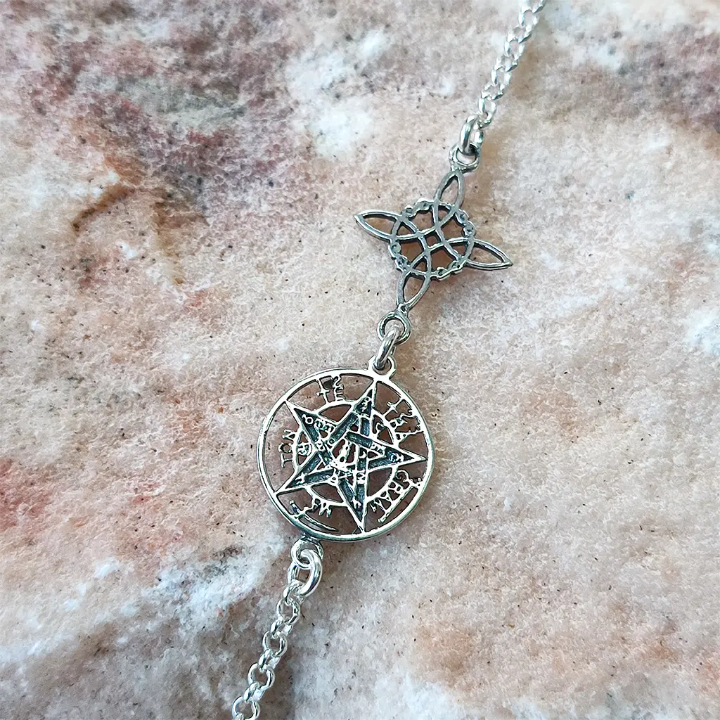 Pulsera de protección con nudo de bruja y tetragrammaton en plata