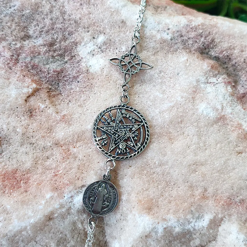 Pulsera de protección con nudo de bruja tetragrammaton y san benito en plata