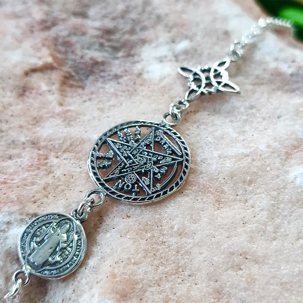 Pulsera de protección con nudo de bruja tetragrammaton y san benito en plata