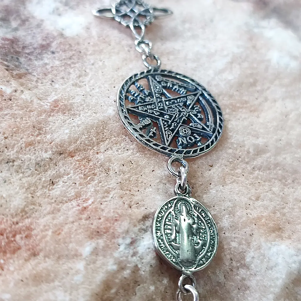 Pulsera de protección con nudo de bruja tetragrammaton y san benito en plata