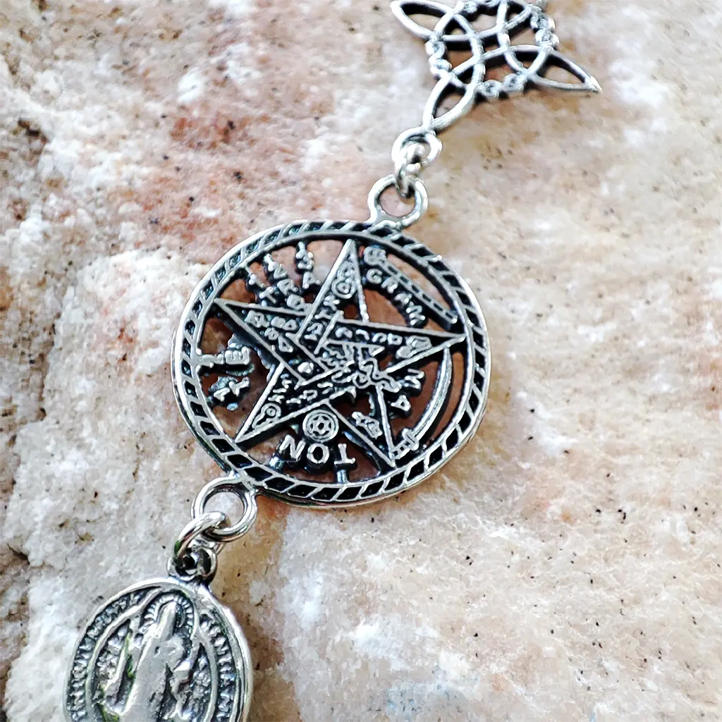 Pulsera de protección con nudo de bruja tetragrammaton y san benito en plata