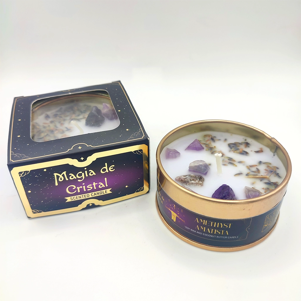 Vela Magia de Cristal Amatista con cristales naturales decorando la cera junto a su caja