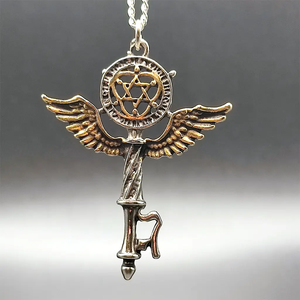 colgante llave de salomon con alas amuleto esoterico