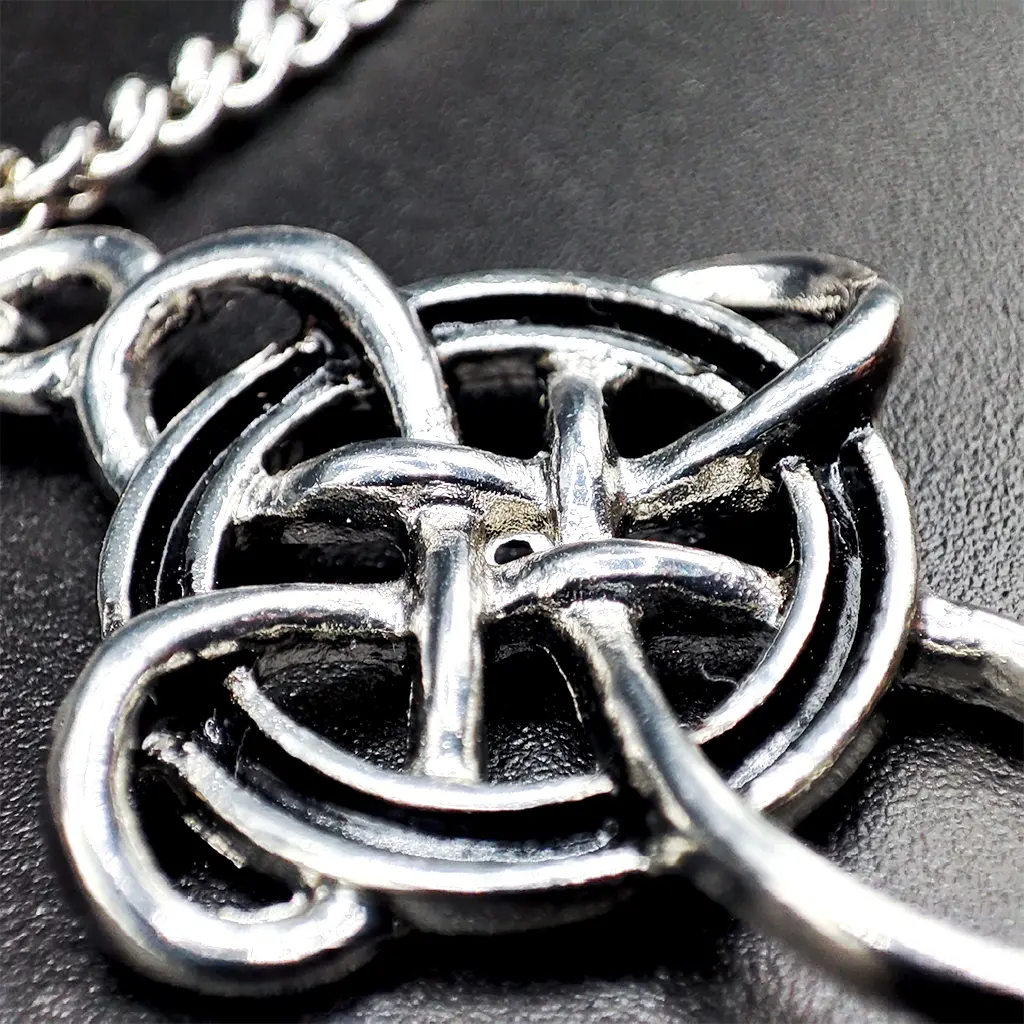 colgante nudo celta cruz proteccion union equilibrio