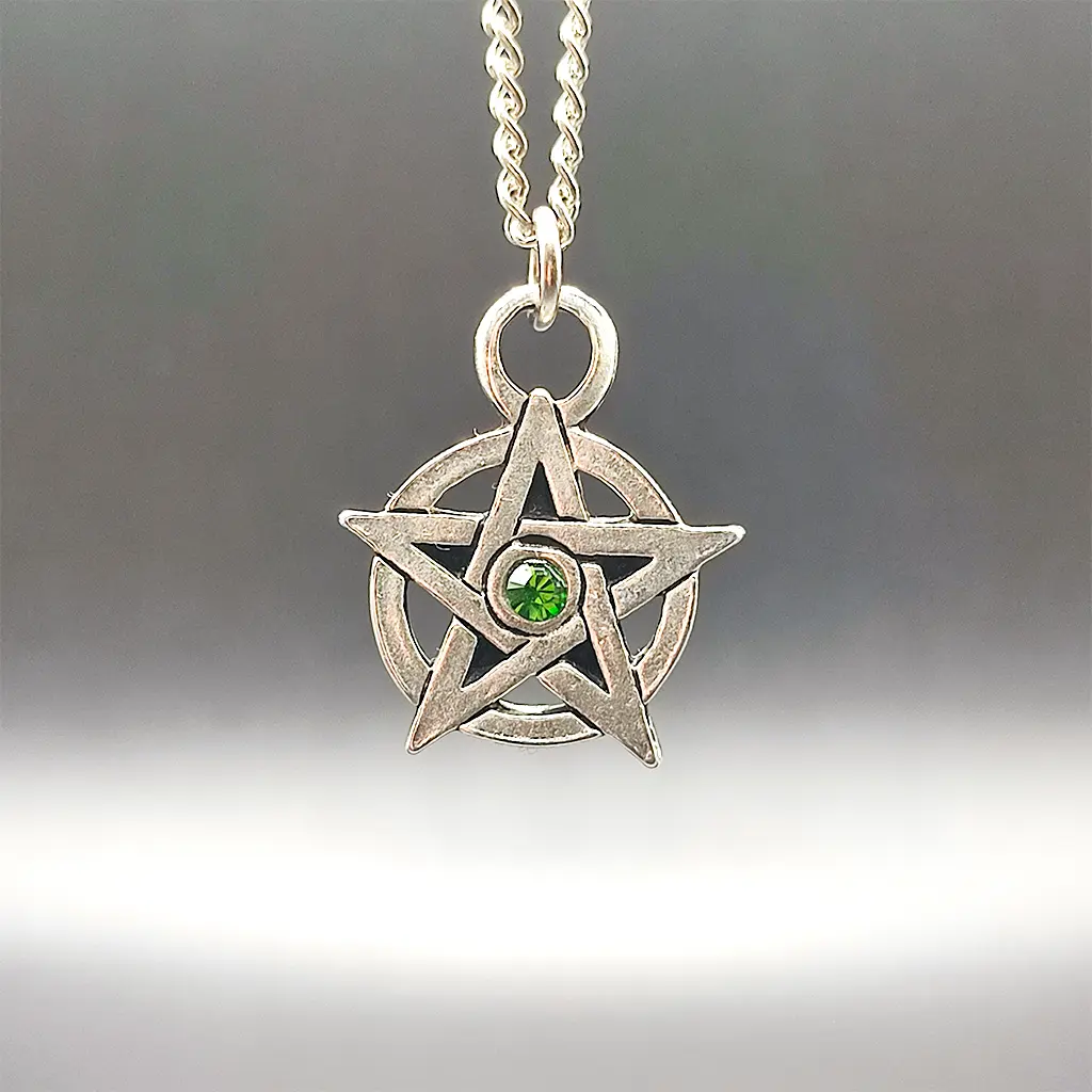 colgante pentagrama con gema verde amuleto proteccion espiritual
